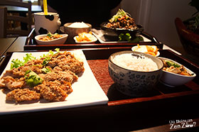 Plateau repas, avec entrée, riz et plat principal (poulet frit)