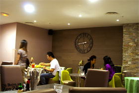 Intérieur du BonAppéTea interieur coté droite, pris du milieux du resto, avec tables horloge dans le renforcement